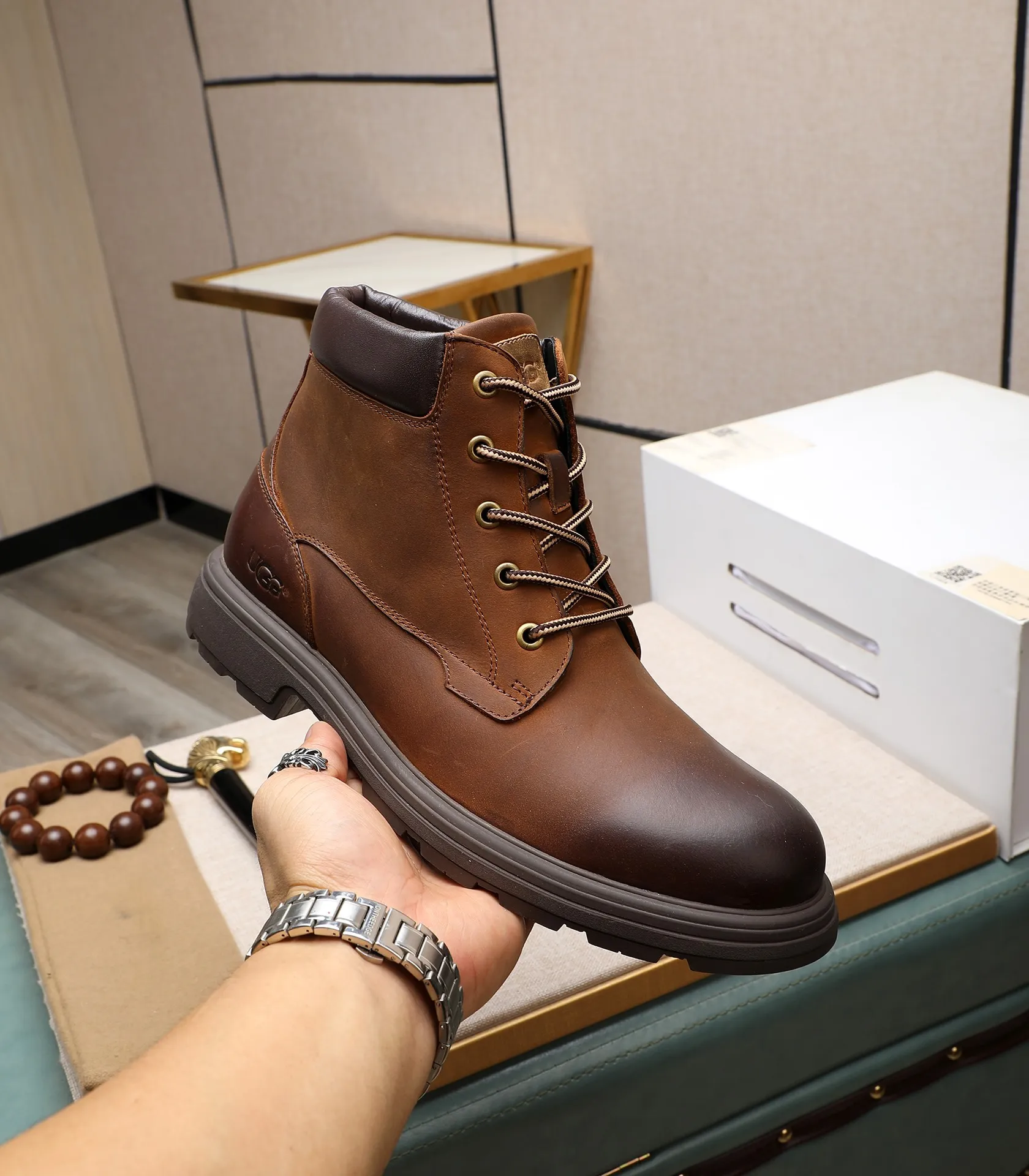 Men's men's shoes💰640 UGG (100% genuine wool lining, 10% off for fake ones) Please pay attention to the quality of the original order and compare the thickness of the wool🏮🏮Hot-selling UGG from Australia's warm luxury brand men's shoes, the official website is synchronized, Beckham men's style..., made of imported top-layer waxed cowhide, waxed toe cap, Australian real wool velvet lining Carefully sewn...Imported rubber Martin boots outsole (comfortable, soft and wear-resistant). I really like the quality..Exquisite workmanship. You can't put it down at first sight. Size 39-44